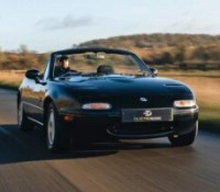 La mythique Mazda MX-5 passe à l’électrique sans rien perdre de ses qualités