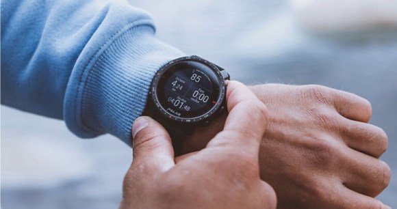 Intersport brade à moitié prix cette smartwatch idéale pour les grands sportifs