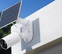 Cette caméra 2K avec charge solaire à -24 % est parfaite pour surveiller votre domicile durant les fêtes