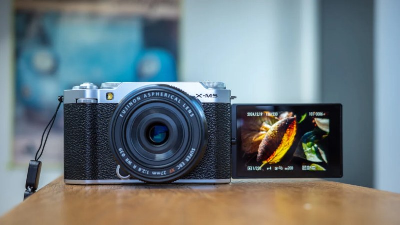 Fujifilm X-M5 : cet appareil photo hybride pensé pour les vlogueurs et livré avec son zoom ne dépasse pas les 900 €