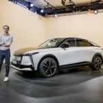 On est monté à bord de la DS N°8, la voiture électrique française aux 750 km d’autonomie