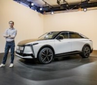 On est monté à bord de la DS N°8, la voiture électrique française aux 750 km d’autonomie