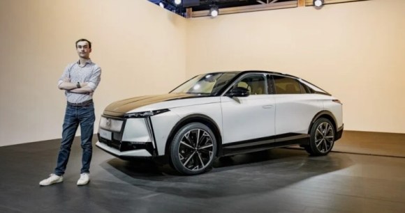 On est monté à bord de la DS N°8, la voiture électrique française aux 750 km d’autonomie