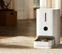 Ce pack Xiaomi avec distributeur de croquettes connecté + caméra de surveillance à -37,5 % est idéal à offrir aux parents d’animaux