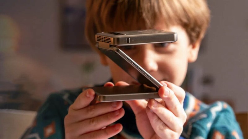 Aurzen Zip : un projecteur de poche qui se plie en trois