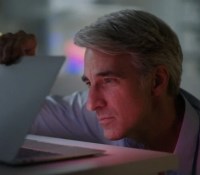 Craig Federighi ouvrant un MacBook lors d'une keynote Apple // Source : Apple