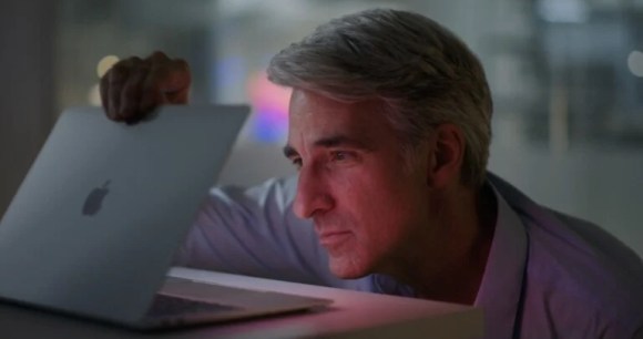 Craig Federighi ouvrant un MacBook lors d'une keynote Apple // Source : Apple