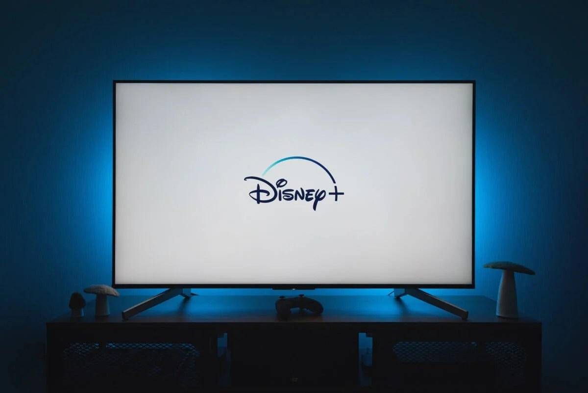 Une écran affichant le logo de Disney+