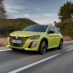 Peugeot baisse le prix de sa 208 électrique : pourquoi ça risque de ne pas être suffisant face à la R5