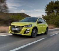 Peugeot baisse le prix de sa 208 électrique : pourquoi ça risque de ne pas être suffisant face à la R5