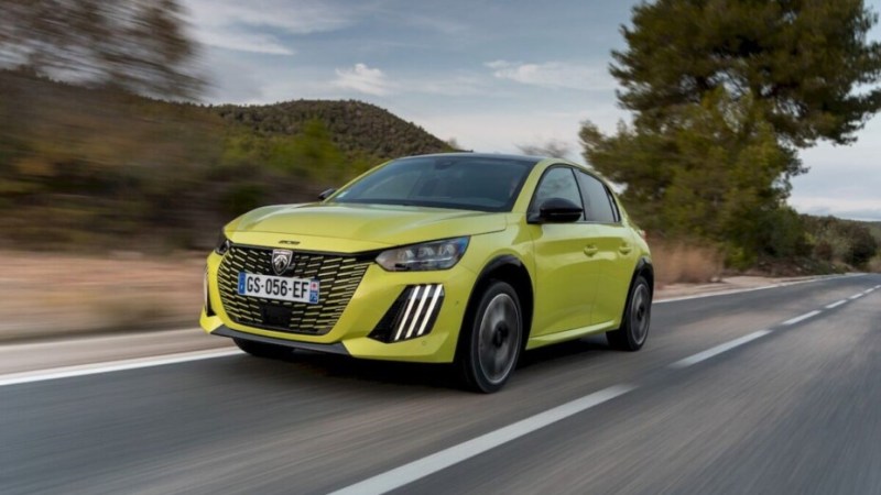 Peugeot baisse le prix de sa 208 électrique : pourquoi ça risque de ne pas être suffisant face à la R5