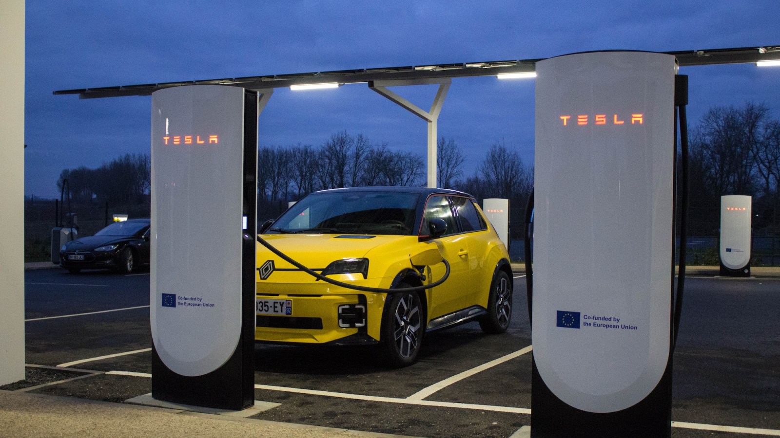 Ã‡a y est, les bornes Tesla capables de recharger certaines voitures Ã©lectriques en 10...