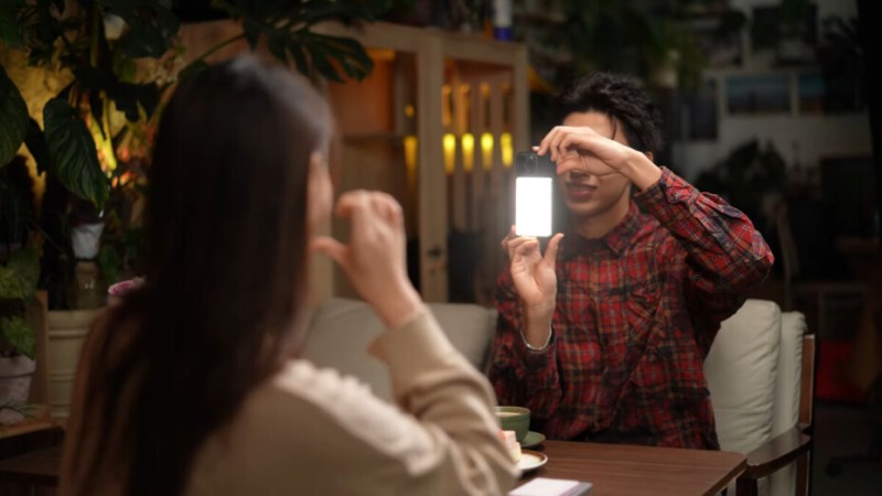 Cet accessoire pour smartphone cache bien son jeu : il sait faire beaucoup de choses