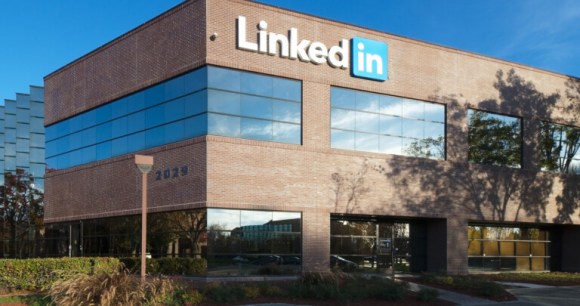 LinkedIn va bientôt siphonner toutes vos données personnelles pour son IA : voici comment l’empêcher