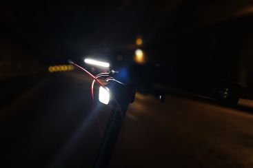 Une barre lumineuse et un feu de route. // Source : M. Lauraux pour Frandroid