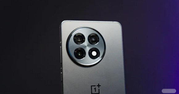 OnePlus 13R // Source : Chloé Pertuis pour Frandroid