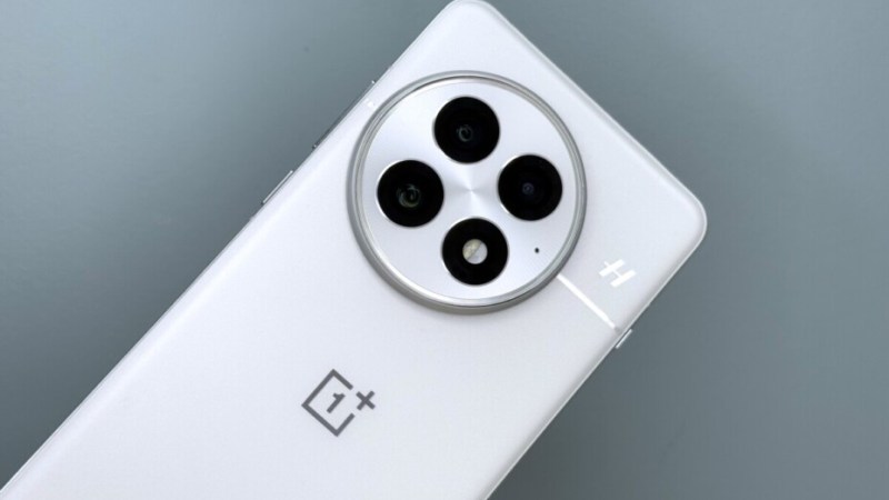 Le OnePlus 13 a sa première (grosse) mise à jour et il y a du Gemini dedans