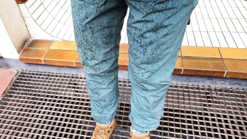 On a testé durant 6 mois ce surpantalon vélo ultra efficace contre la pluie et le froid : 100 % convaincu