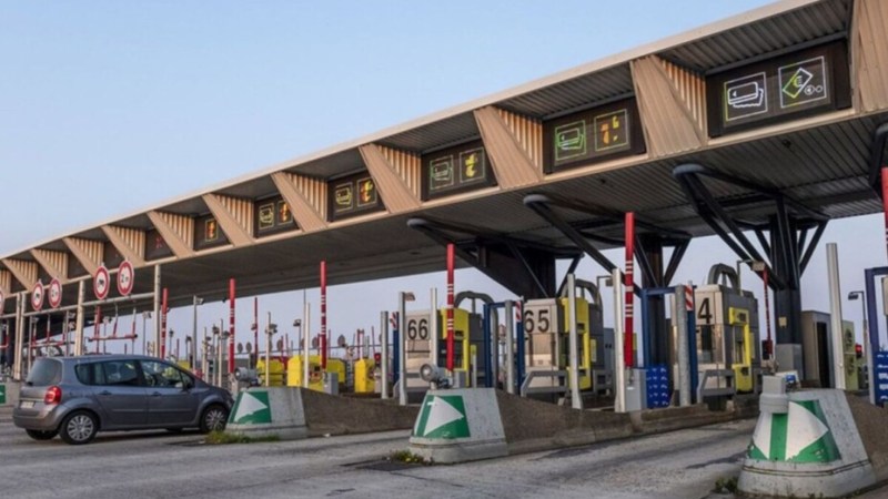 « On doit pouvoir payer au péage avec son téléphone » : Emmanuel Macron veut changer la loi après une polémique lunaire « On doit pouvoir payer au péage avec son téléphone » : Emmanuel Macron veut changer la loi après une polémique lunaire