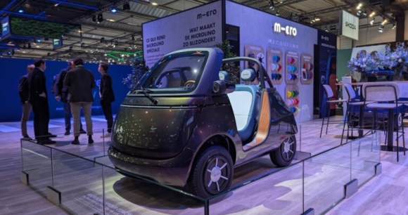 On a vu la Microlino Spider Concept, une petite voiture électrique décapotable qui rêve d’Amérique