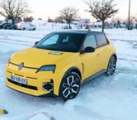 Je passe d’un Tesla Model Y à une Renault 5 E-tech : que retenir de cette expérience