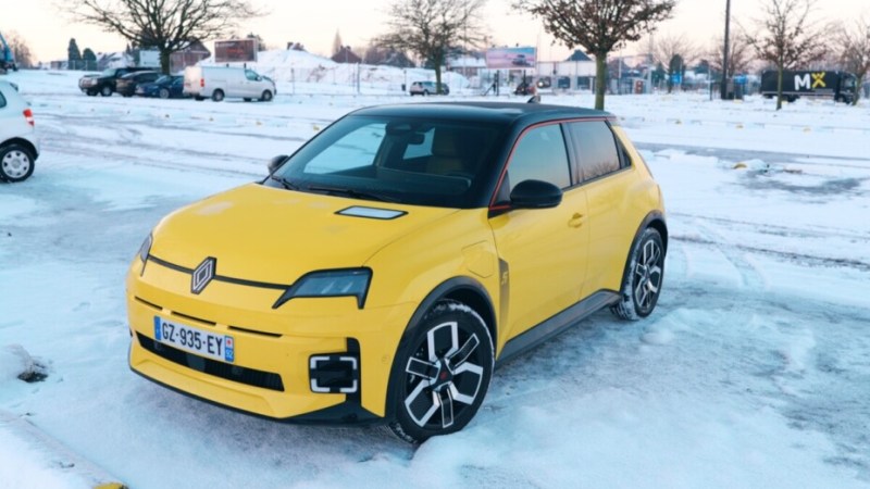 Je passe d’un Tesla Model Y à une Renault 5 E-tech : que retenir de cette expérience