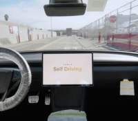 Une Tesla se déplaçant seule au sein de l'usine de Fremont.
