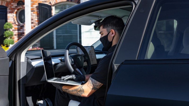 Réparer soi-même une Tesla devient plus simple grâce à ce nouveau catalogue officiel