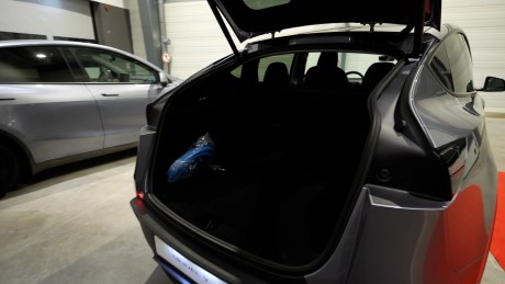 Tesla Model Y - Frandroid - COFFRE OUVERT AVEC LE TROU EN DESSOUS