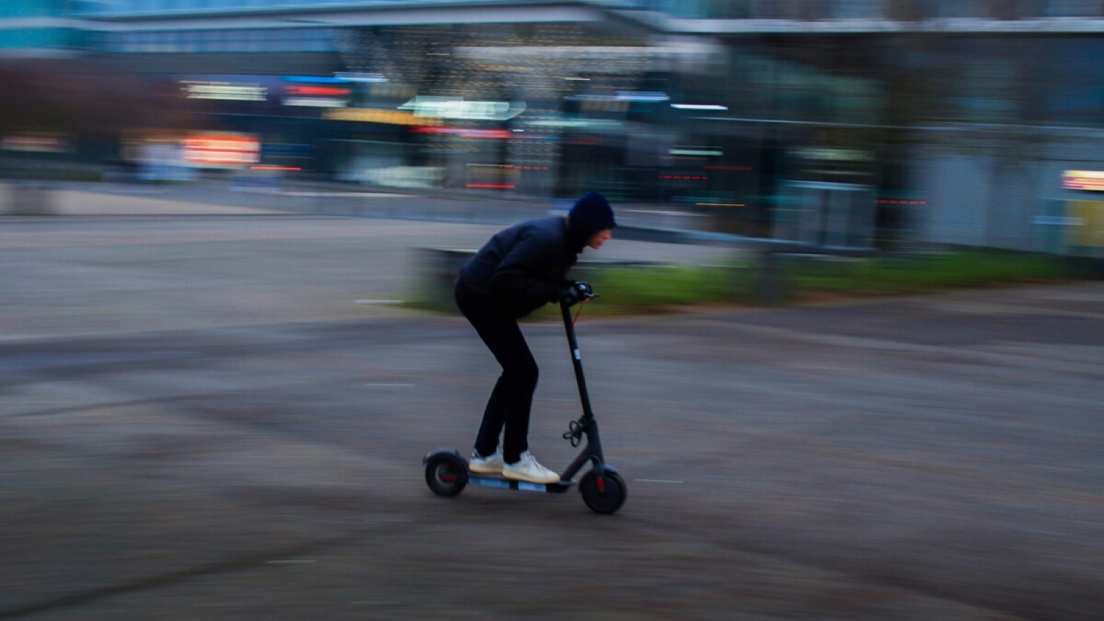 Regarder la vidéo Barcelone serre la vis sur les trottinettes électriques, avec une grande mesure phare qui se démarque des autres