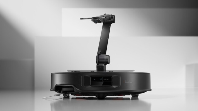 Roborock dégaine un aspirateur robot insolite doté d’un bras mécanique (et plein d’autres nouveautés)