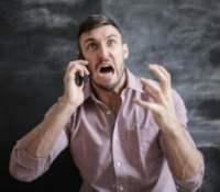 Une personne au téléphone et en colère.