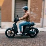 Ce petit scooter électrique, léger comme une plume et polyvalent, arrive en France