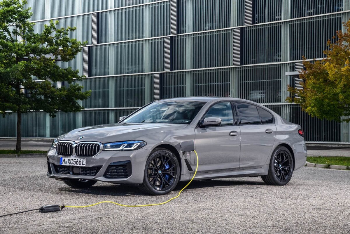 BMW 545e actuelle (hybride rechargeable)