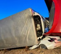 Une Tesla se fait littéralement écraser par un camion et le conducteur s’en sort indemne : un ingénieur nous explique pourquoi