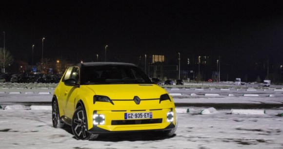 Les constructeurs français surpassent Tesla en janvier, la Renault 5 se hisse tout en haut