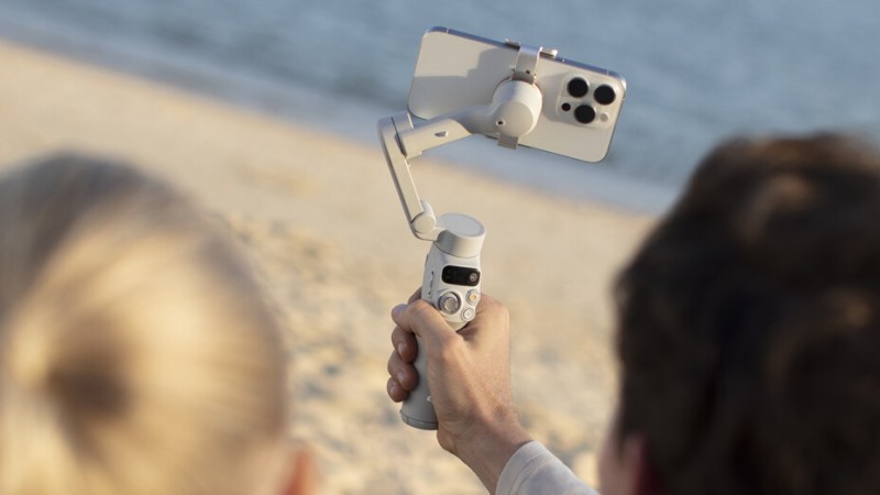 Le dernier stabilisateur pour smartphone de DJI est bradé sur Amazon, l’idéal pour prendre de belles photos et vidéos lors de vos vacances