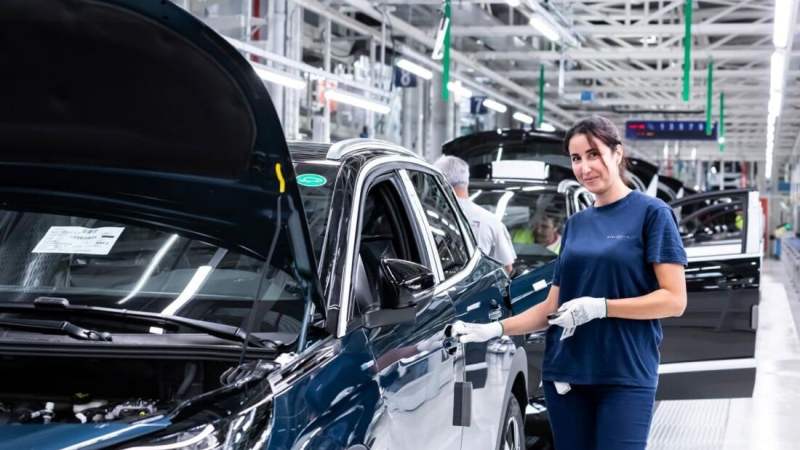 Gigastamping : c&rsquo;est quoi cette nouvelle technique de production qui pourrait rendre les voitures électriques encore moins chères