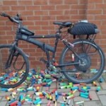 Il recycle des puffs pour fabriquer une batterie de vélo électrique, et ça marche