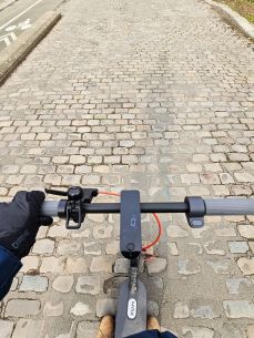 Xiaomi Electric Scooter 5 Max conduite pavés