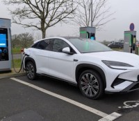 « Voiture électrique 800 volts » : pourquoi cette promesse d’une recharge ultra-rapide est à prendre avec des pincettes