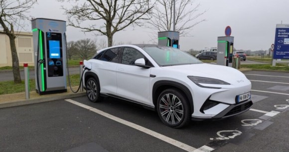 « Voiture électrique 800 volts » : pourquoi cette promesse d’une recharge ultra-rapide est à prendre avec des pincettes