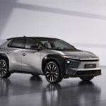 Toyota augmente l’autonomie de sa première voiture électrique tout en baissant ses prix