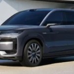 On est montés à bord du Denza N9, l’impressionnant Range Rover électrique chinois signé BYD qui devrait bientôt arriver en Europe