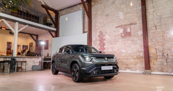 On est montés à bord de la 1ère voiture électrique de Suzuki qui a donné naissance à la nouvelle Toyota