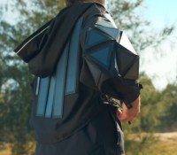 Cette veste solaire ridiculement pratique permet de recharger ses appareils électriques tout en marchant