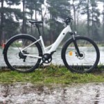 On a testé le nouveau vélo électrique Decathlon à moins de 1000 € : efficace et confortable pour la ville et le tout-chemin