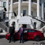 La Maison Blanche s’est transformée en concession Tesla : Donald Trump s’affiche avec sa nouvelle voiture électrique