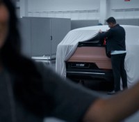 Volvo va bientôt s’attaquer au Tesla Model Y : voici les premières images de sa future voiture électrique