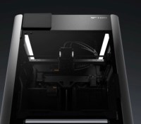 Bambu Lab dévoile la H2D, une machine qui imprime en 3D, grave au laser et découpe